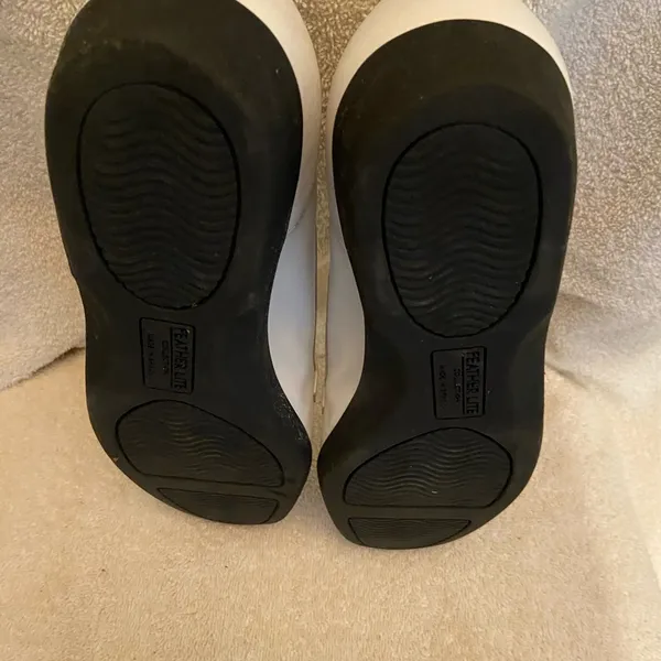 Feather Lite Leather Upper flat White Loafer Size 8 - Image 3