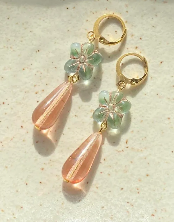 Handmade quality Czech glass flower beads & teardrops dangle earrings💚 - Image 4
