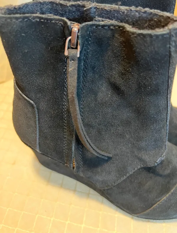 Toms: Women’s SZ8 Desert Wedge High Black Suede Heel Booties - Image 4