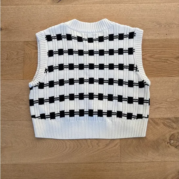 L’Academie - Danelea Cropped Sleeveless Vest in Ivory & Black - Image 4