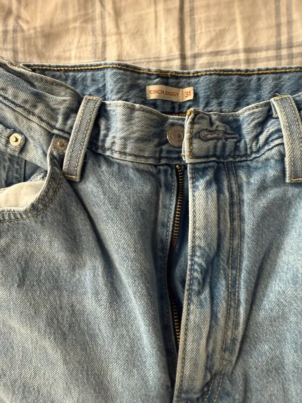 Levi’s Cinch Baggy Wide Leg Jeans – Light Wash Size 31 - Image 4