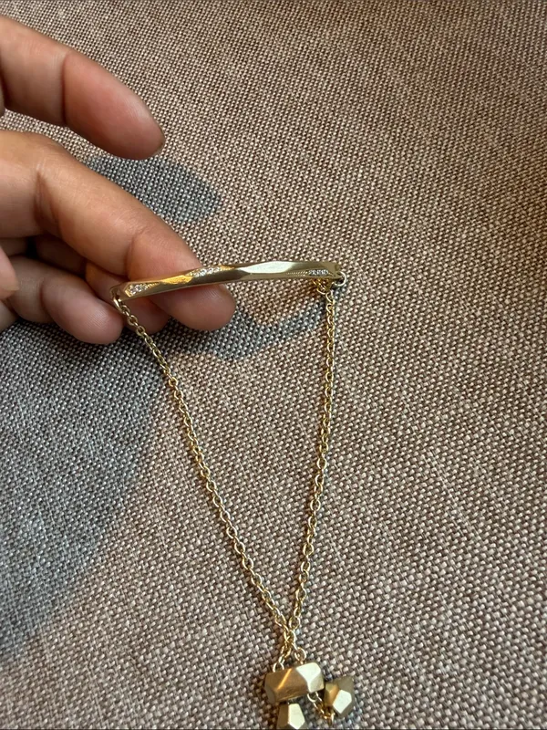 Kendra Scott Gold Curved Bar Bracelet with Polished Finish - Image 3