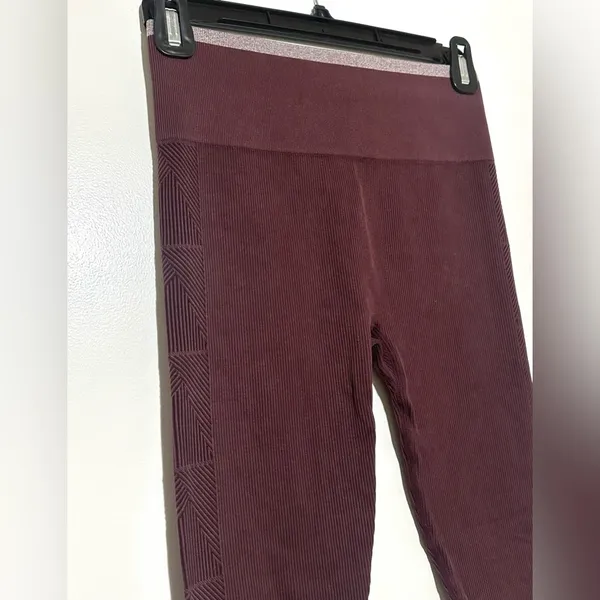 NWOT Vuori‎ Helix Seamless Legging in a burgundy color Small - Image 5