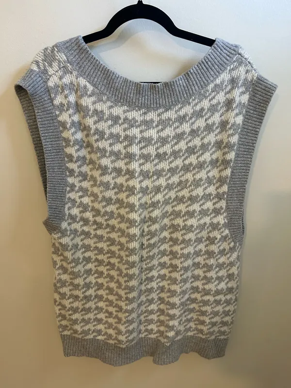 Abercrombie Sweater Vest V-Neck Gray and White - Image 3