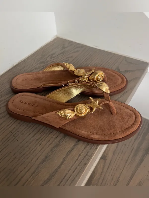 Reformation Jessie Flip-Flop Sandals Flip Flops in Rum Suede NWOB - Image 4