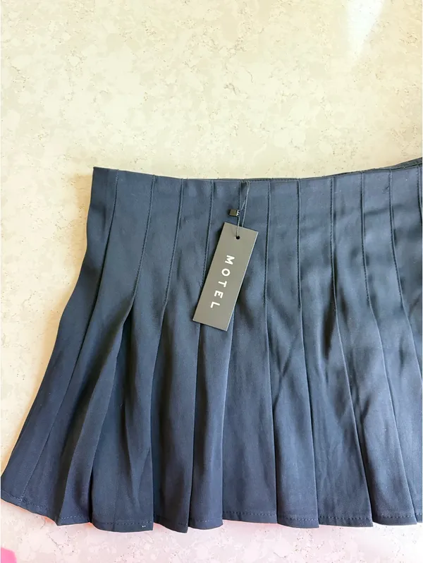 Motel Rocks Navy blue pleated skirt - Image 2