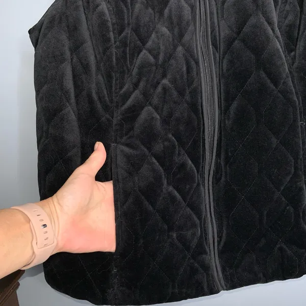 Croft & Barrow Black Quilted Velour Women’s Zip-Up Vest Large - Image 4