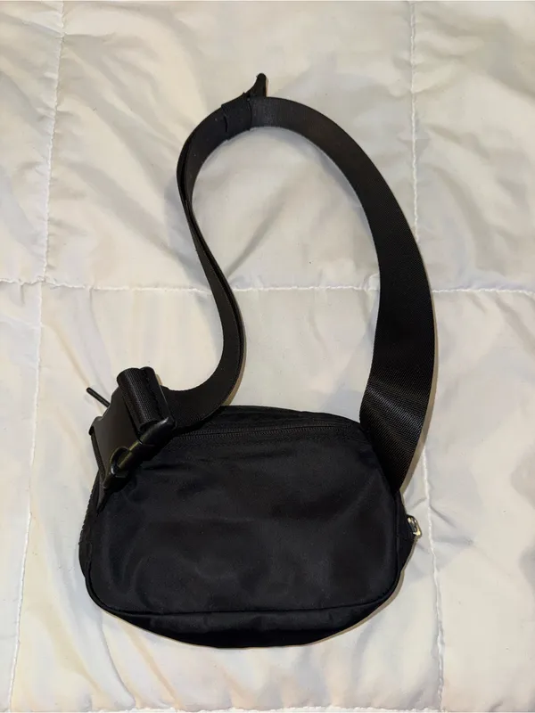 Lululemon Everywhere Belt Bag Black 1L - Image 5