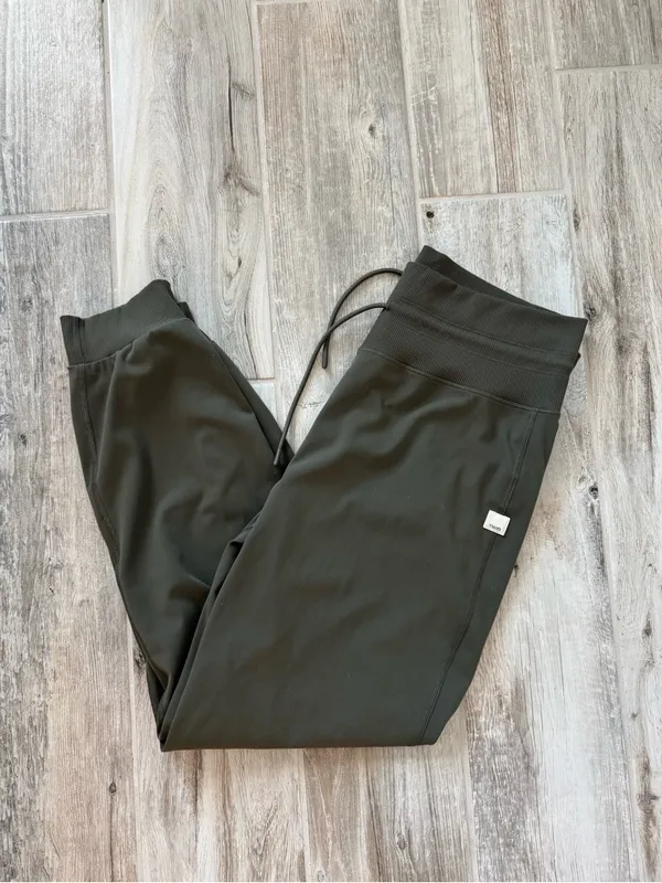 VUORI Drawstring Waist DAILY JOGGERS in Oregano Olive Green Large - Image 9