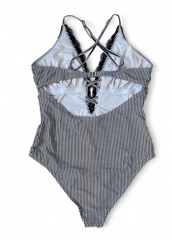 Cupshe One-Piece Swimsuit V-Neck - Image 4