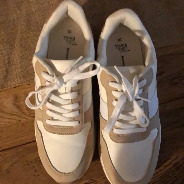 Time & Tru Memory Foam tennis shoes never worn. White and Tan size 10 - Image 2