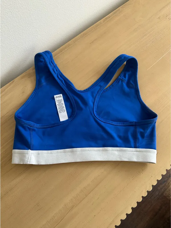 Nike Women's Swoosh Medium Support Sports Bra - Image 2