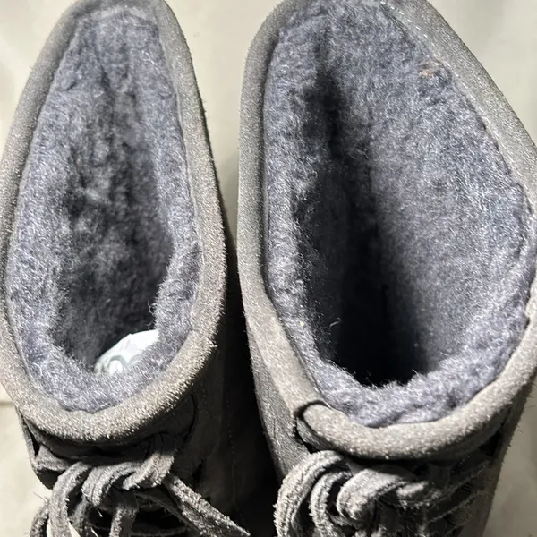 BEARPAW Phylly Sheepskin Lined Suede Womens Pull On boots. Gray size 6. - Image 7