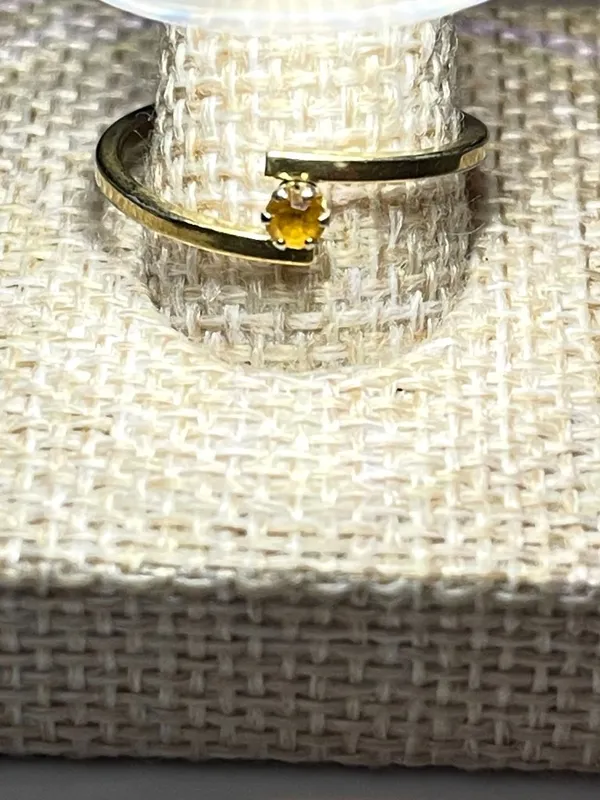 Vintage 70s Avon Gold Tone Yellow Lucite/Glass Open Bypass Ring Size 8 - Image 2