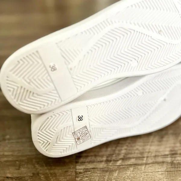 White & Black Women’s Casual Sneakers with Tassel Embellishment Size 7 US - Image 5