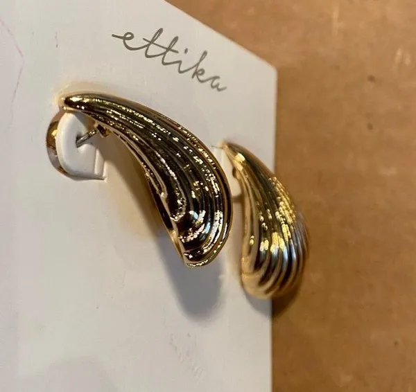 NWT  Gold Seashell Earrings - Image 3