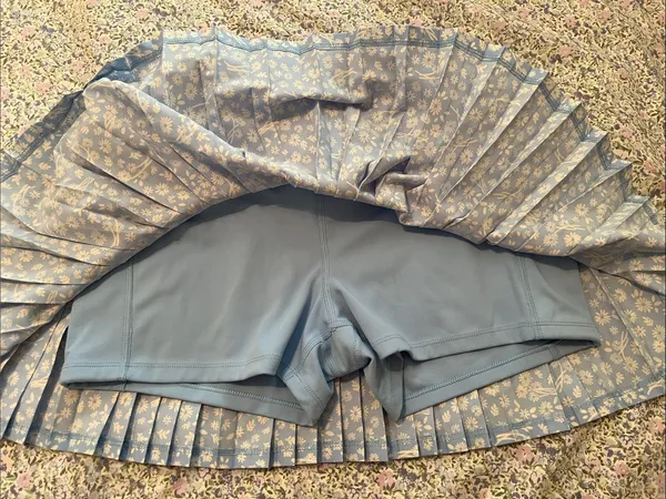 NWOT PINK Victoria's Secret Light Blue Pleated Tech Mini Skort with Floral Print - Image 5