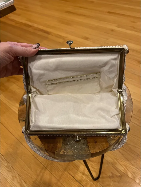 Vintage Ivory Beaded Handbag with Metal Frame and Clasp - Image 5