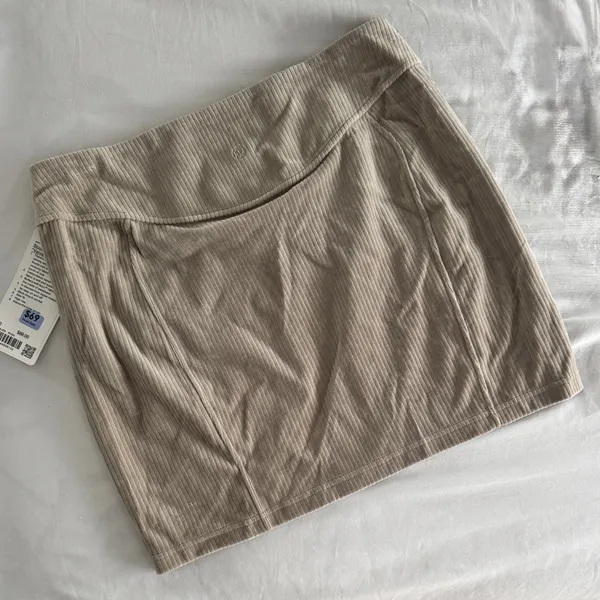 Lululemon Scuba NWT Mid Rise Mini Skirt Womens Velvet Cord Size 10 Riverstone - Image 7