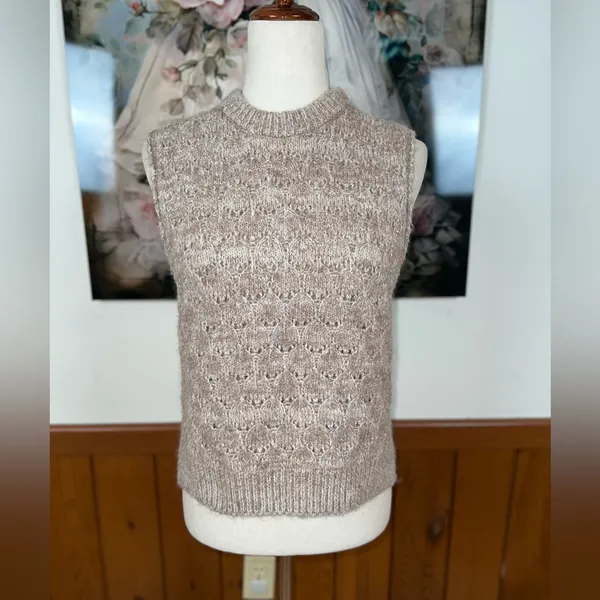 Universal Threads Super Cute Pointelle Sweater Vest! - Image 5