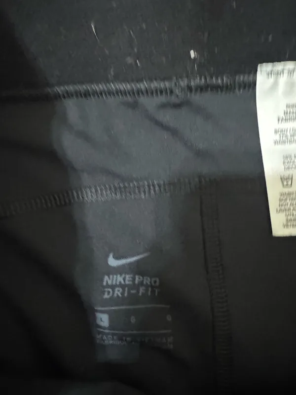 Nike pro shorts size large  - Image 3