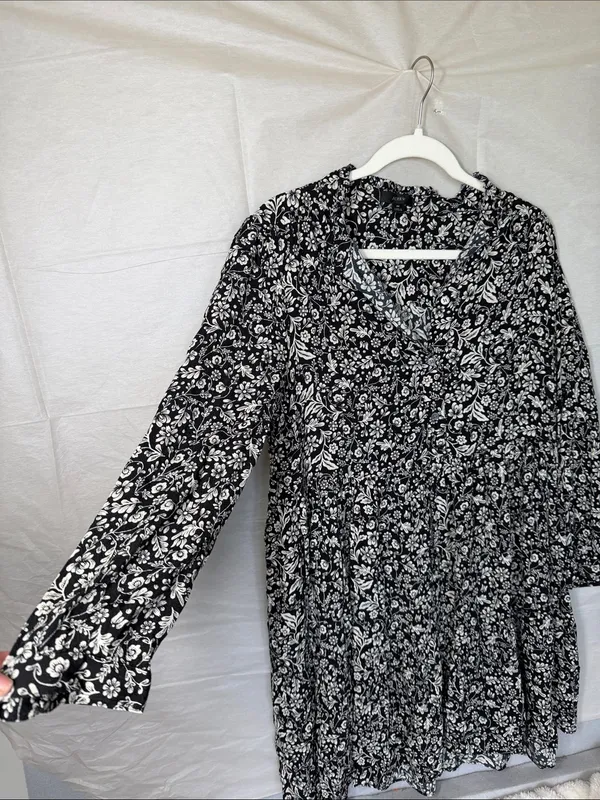 J. Crew Black and White Floral Tiered Blouse - Image 3