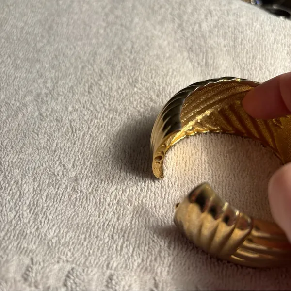 Lovely Vintage Hinged Clamper Bracelet, Gold-Tone - Image 5