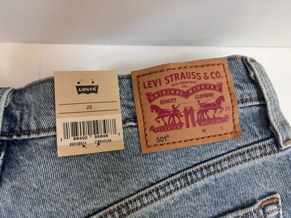 Levi’s 501 Mid Thigh Shorts Women’s NWT Light Wash Button Fly Denim Size 28 - Image 3