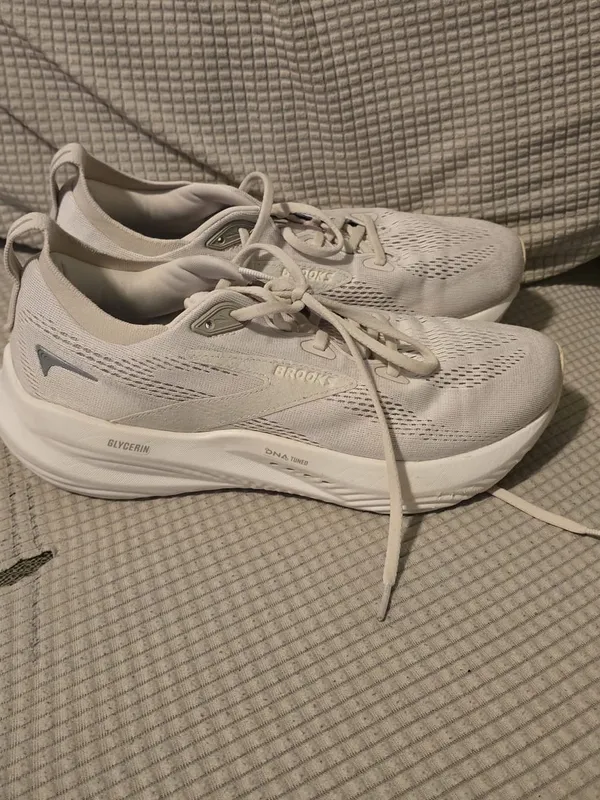 Brooks Women's Athletic Sneakers in Light Beige and Cream - Image 2