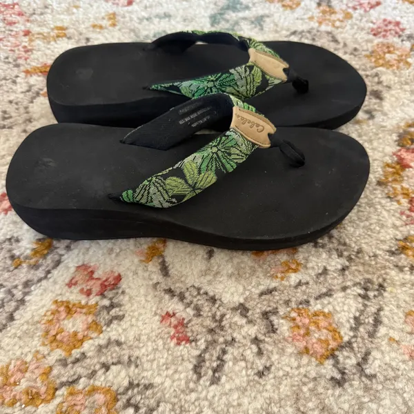 Cabelas Womens Platform Flip Flops Black Green Tropical Palm‎ Leaf Wedge Sandals - Image 5