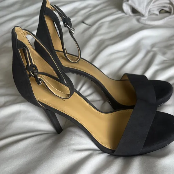 MICHAEL Michael Kors navy blue Heels with Cream Interior - Image 4