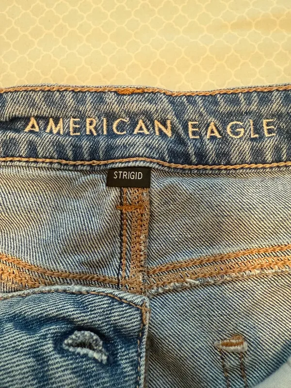 American Eagle Strigid Denim Mom Short Medium Tinted Indigo Distressed - Image 5