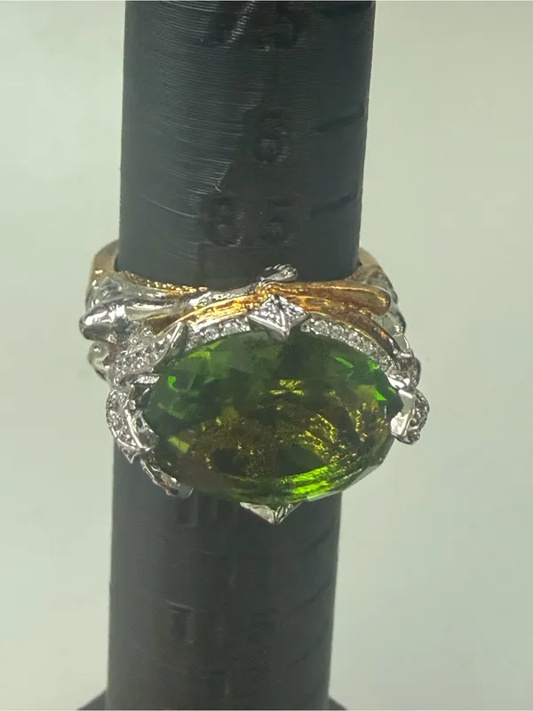 Oval Green Gemstone Cocktail Ring with Decorative Metal Accents - Image 4