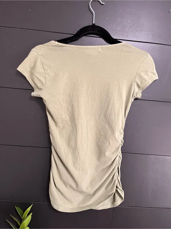 NEXT ERA COUTURE Olive Green Ruched Sides Short Sleeve Women’s Top Shirt Sz M - Image 3