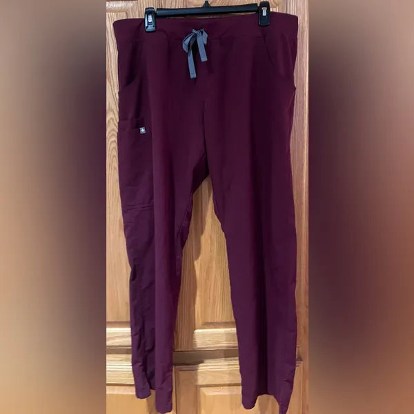 FIGS Burgundy Casma Three-Pocket Top & Kade Cargo Scrub Pants Set Size XL/XXL‎ - Image 15