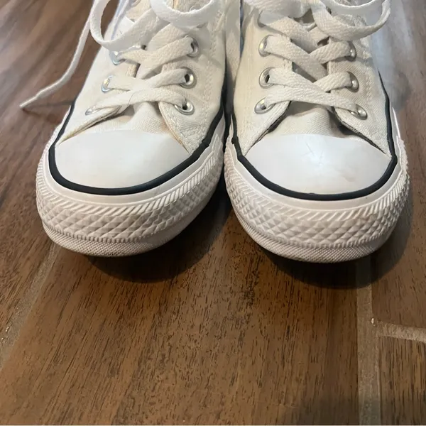 White converse sneakers size 8 - Image 2