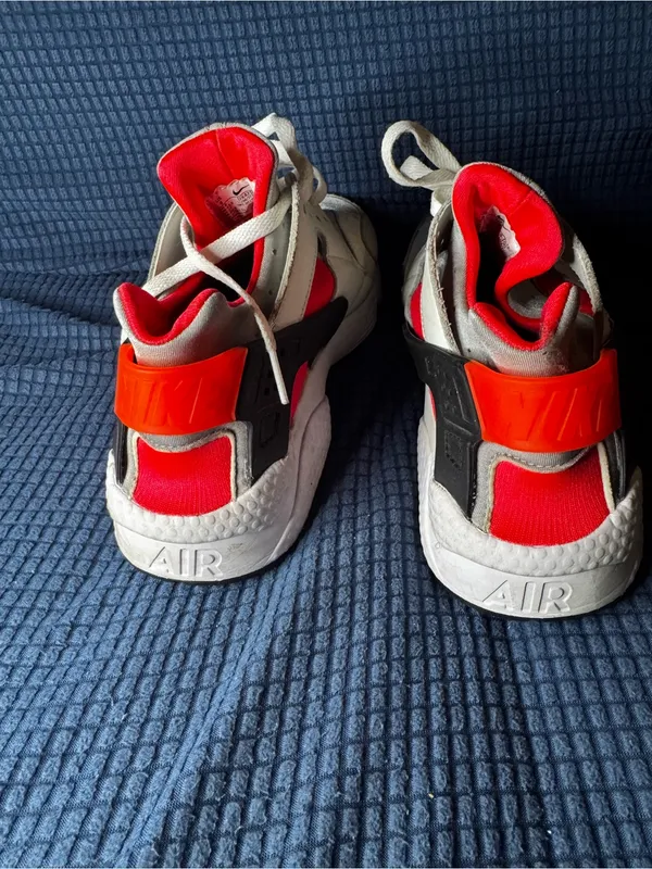 Nike Air Hurrache White Sneakers with Bright Red Accents - Image 5
