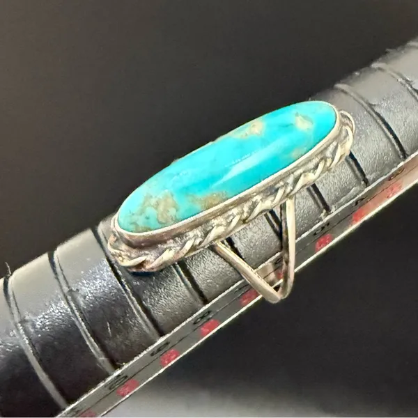Vintage Unsigned Handcrafted Sterling Silver Oval Turquoise Ring Size 4 4g. - Image 2