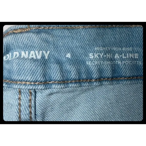 Old Navy Jean Shorts Women 4 Light Wash Sky-Hi A-Line Frayed Denim - Image 2