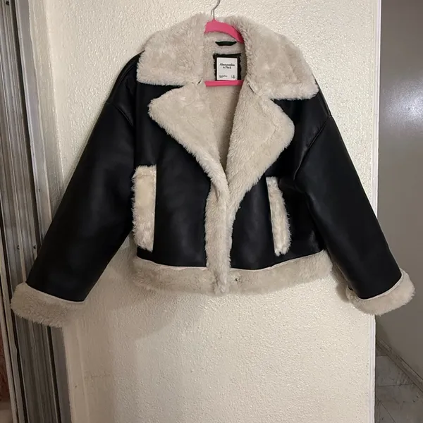 Abercrombie & Fitch Cropped Vegan Leather Sherpa Jacket size M oversized fit - Image 3