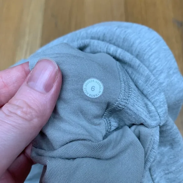Lululemon Heathered Grey On The Fly Short 2.5 Drawstring Athletic Pockets Size 6 - Image 6