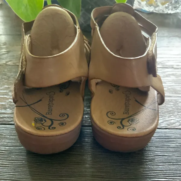 BareTraps Tan Strappy Gold Studs Leather Sandals 1” Rubber Sole Size 9 - Image 6