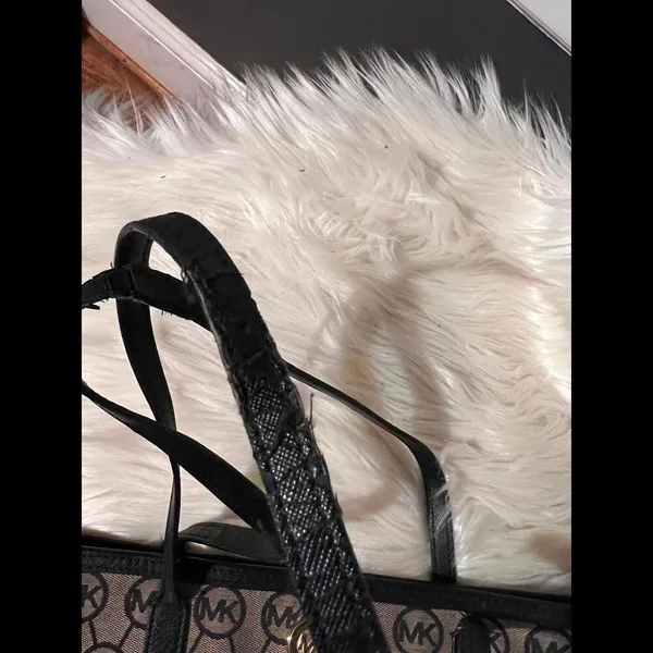 Michael Kors Signature Tote Bag – Stylish & Spacious - Image 5