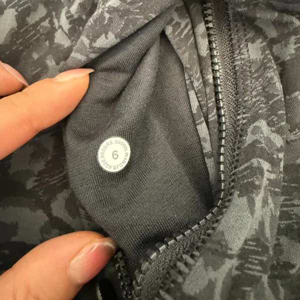 Lululemon Hooded Define Jacket Nulu - Size 6 - Image 7