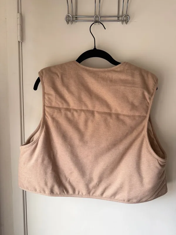 Unbranded Women's Quilted Sleeveless Zip-Up Vest in Beige - Image 4