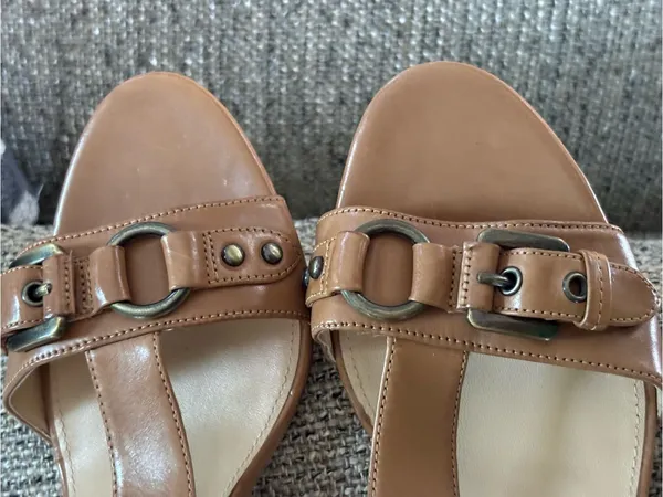 Via Spiga Tan Leather T-Strap Sandals with Buckle Accent - Image 9