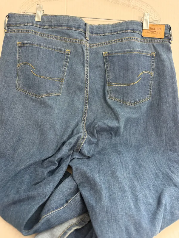 Signature by Levi Strauss Mid Rise Medium Blue Capri Jeans - Image 3