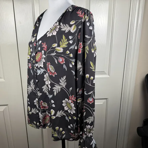 LOFT Women Blouse Sz M Charcoal Floral VNeck Long Sleeve Button Down Ruffle Cuff - Image 5