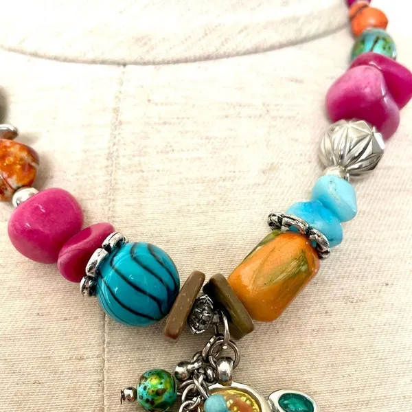 Colorful beaded silver tone pendant necklace - Image 10