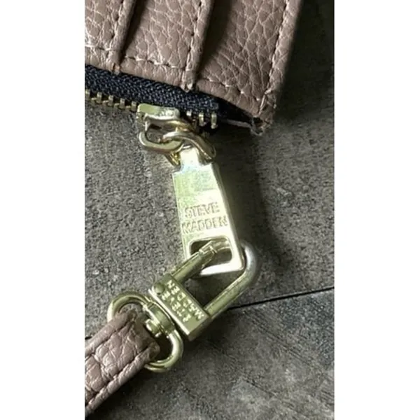 Steve Madden card case beige pebbled faux leather gold-toned hardware wristlet - Image 5